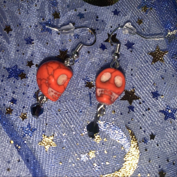 Skull earrings on Sterling Silver Hooks, decorative pouch included - Picture 4 of 9